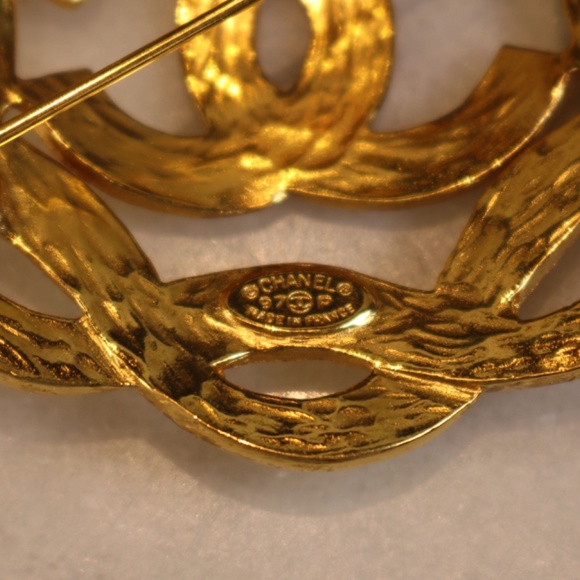 Chanel CC Logo Gold Plated Swirl Brooch with Box ~ Made In France *signed* - Picture 14 of 16